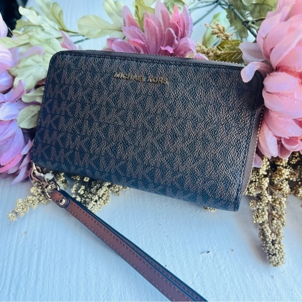Michael Kors Signature Print Phone Wallet Wristlet Zip Closure NWT - Picture 2 of 4